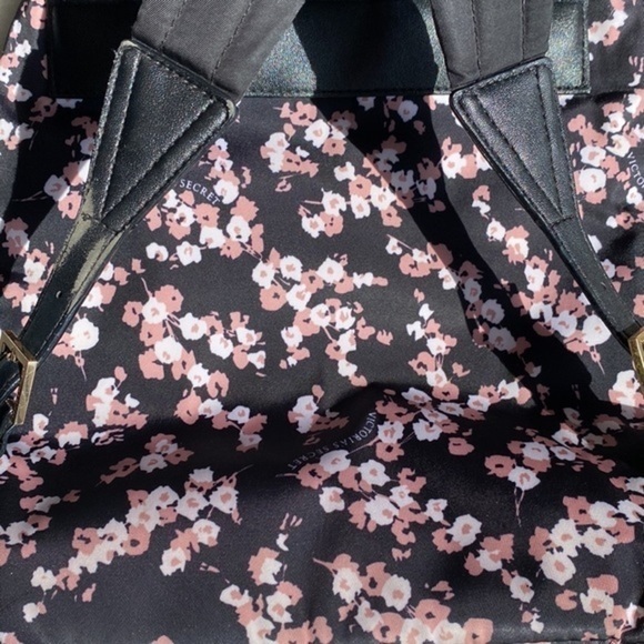 HP🏆 Stylish Floral Backpack by Victoria's Secret: A Fashionable Must-Have - Picture 3 of 7